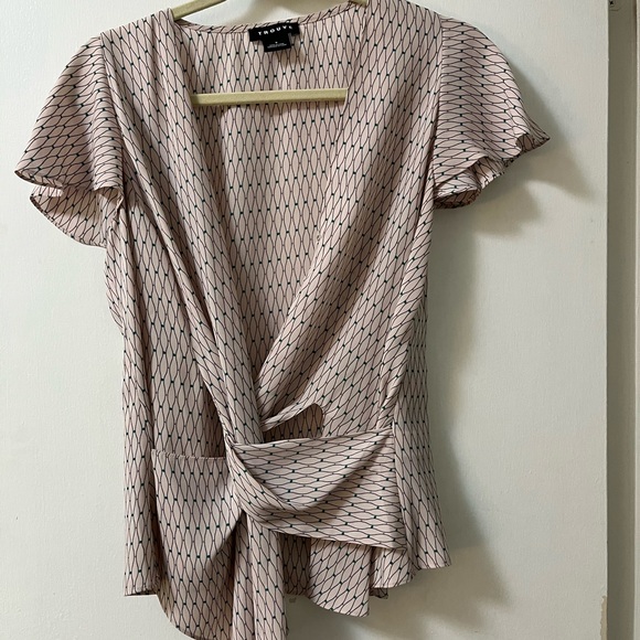 Trouve hidden wrap top, light pink with print - Picture 3 of 3